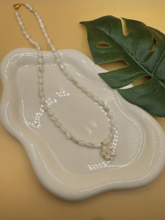White Sand Flower Necklace