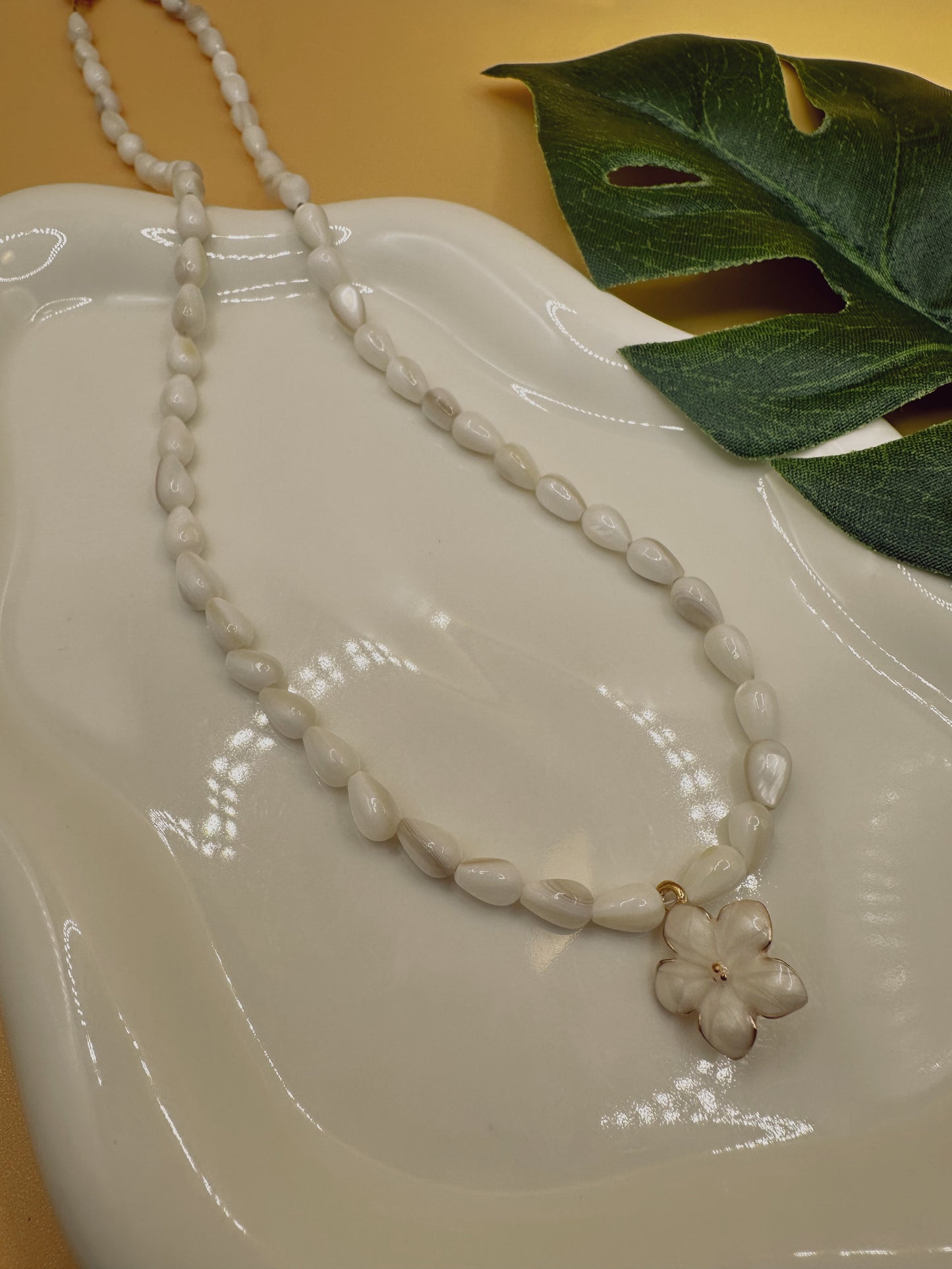 White Sand Flower Necklace